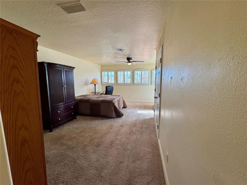 For Rent: $1,299 (1 beds, 1 baths, 700 Square Feet)