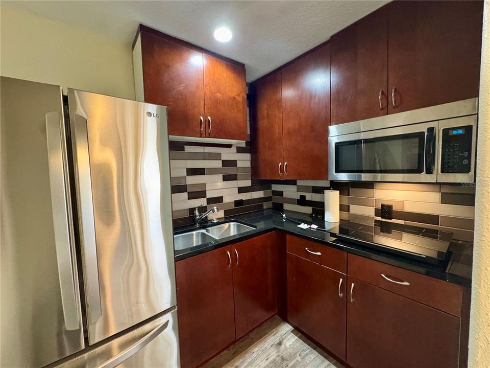 For Rent: $1,299 (1 beds, 1 baths, 700 Square Feet)