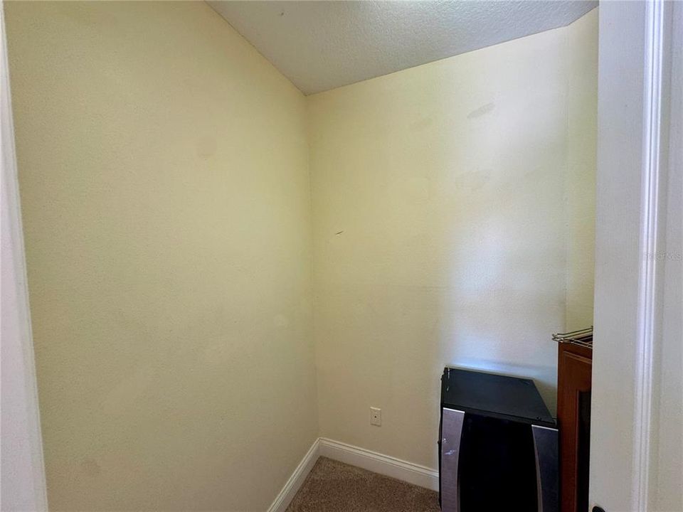 For Rent: $1,299 (1 beds, 1 baths, 700 Square Feet)