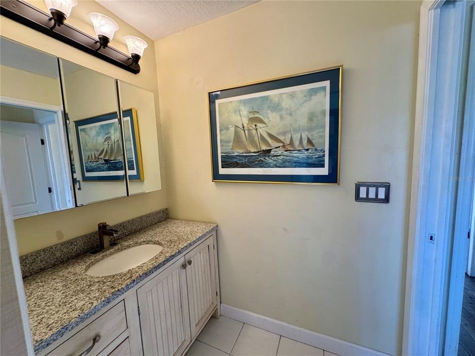 For Rent: $1,299 (1 beds, 1 baths, 700 Square Feet)