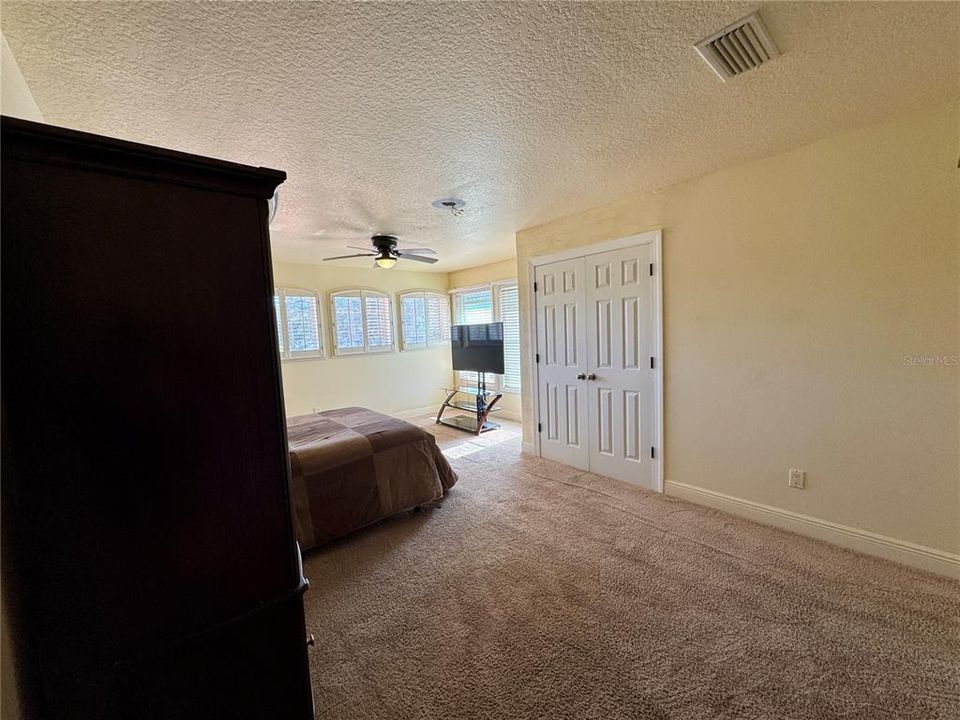 For Rent: $1,299 (1 beds, 1 baths, 700 Square Feet)