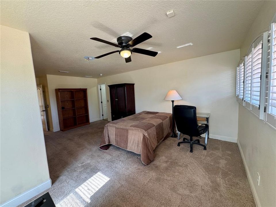 For Rent: $1,299 (1 beds, 1 baths, 700 Square Feet)