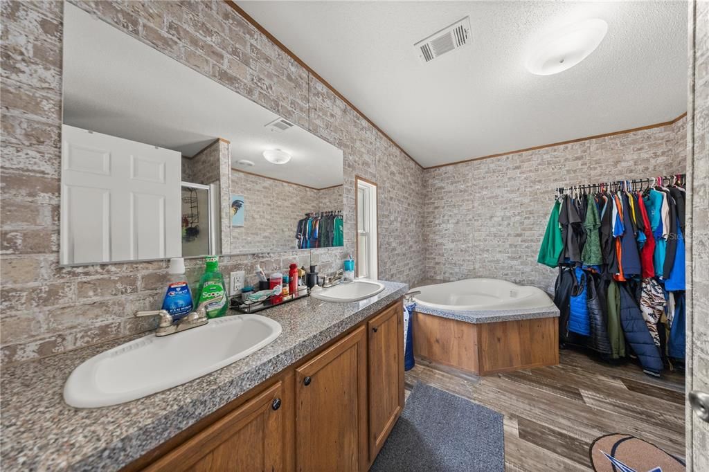 На продажу: $204,900 (3 спален, 2 ванн, 1352 Квадратных фут)