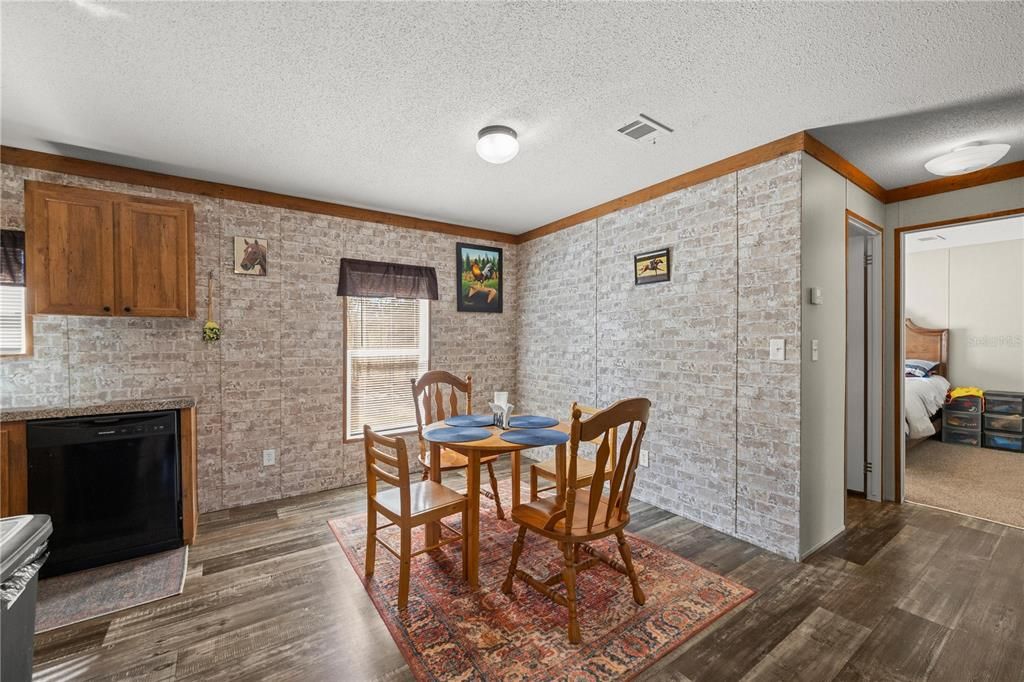 На продажу: $204,900 (3 спален, 2 ванн, 1352 Квадратных фут)