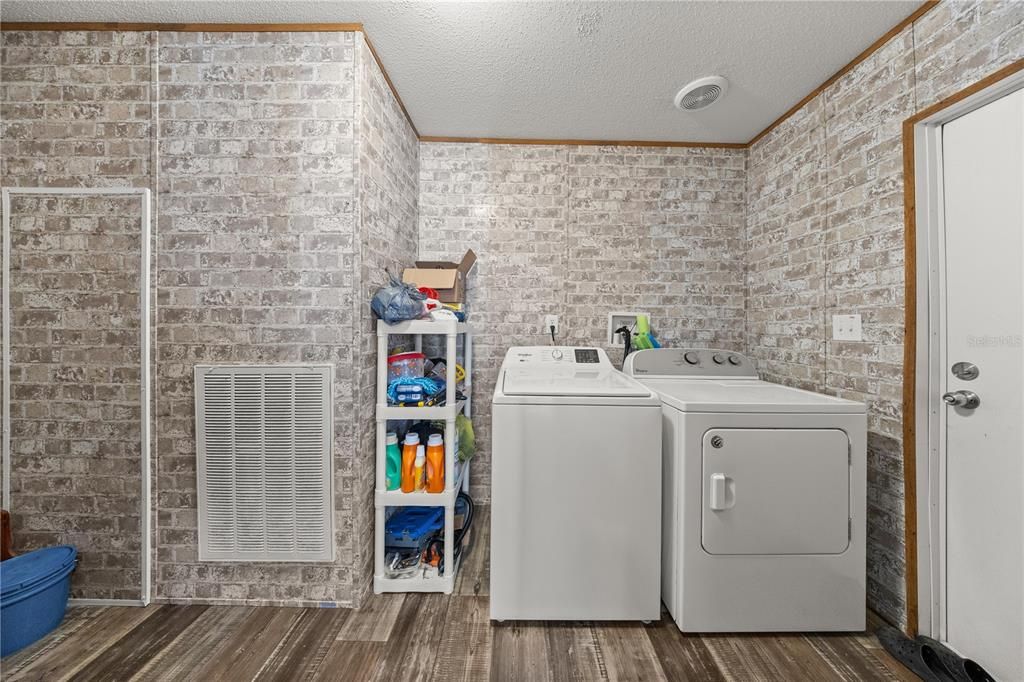 На продажу: $204,900 (3 спален, 2 ванн, 1352 Квадратных фут)