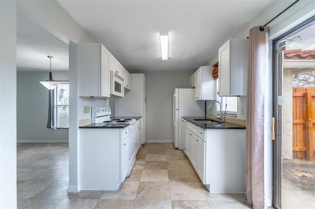 На продажу: $185,900 (2 спален, 2 ванн, 1332 Квадратных фут)