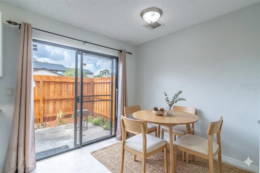 На продажу: $185,900 (2 спален, 2 ванн, 1332 Квадратных фут)