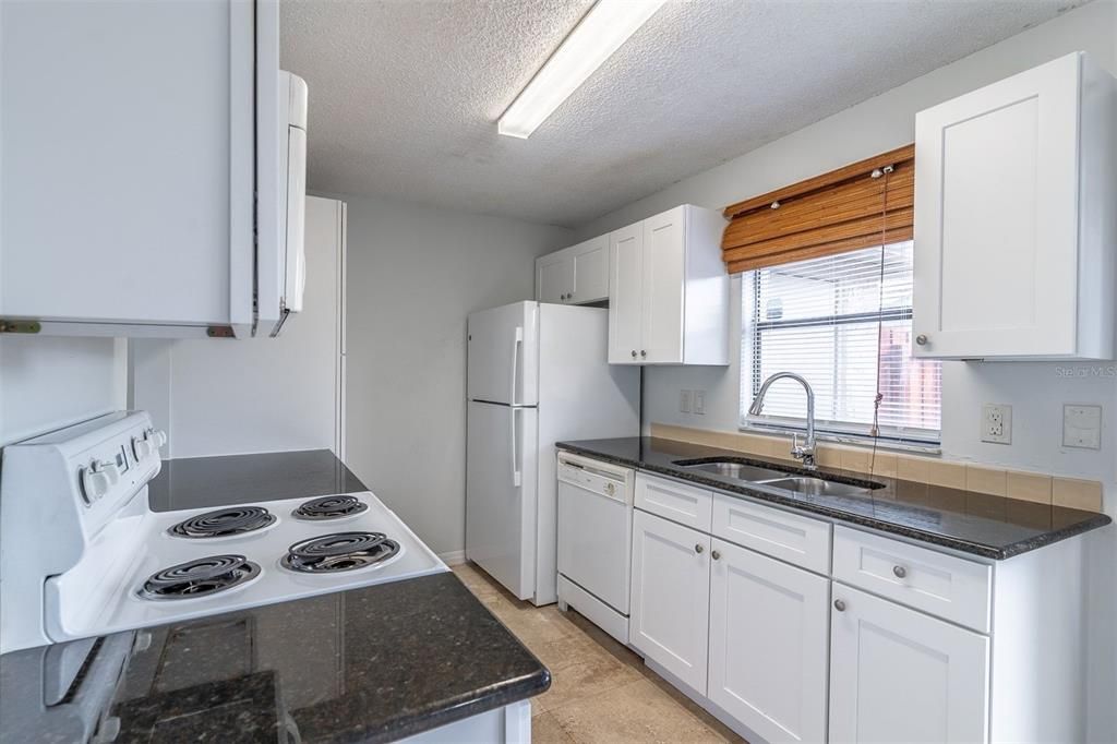 На продажу: $185,900 (2 спален, 2 ванн, 1332 Квадратных фут)