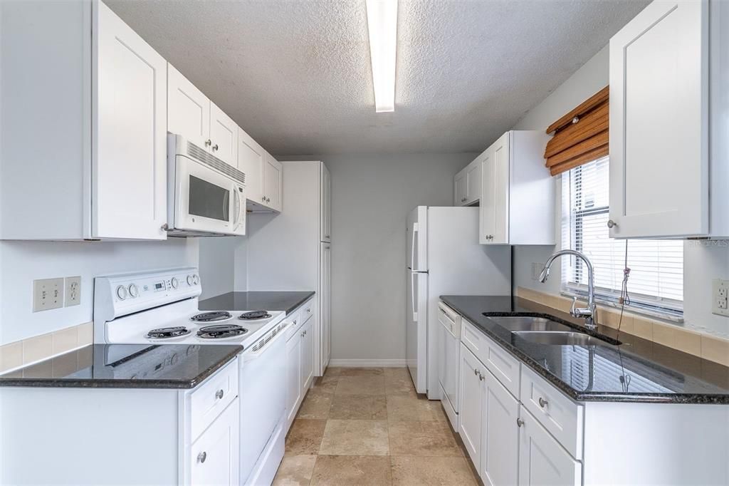 На продажу: $185,900 (2 спален, 2 ванн, 1332 Квадратных фут)