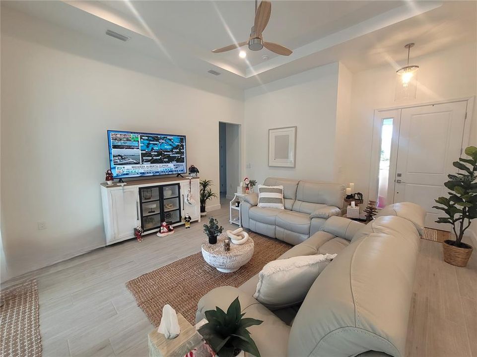 На продажу: $399,900 (4 спален, 2 ванн, 1585 Квадратных фут)
