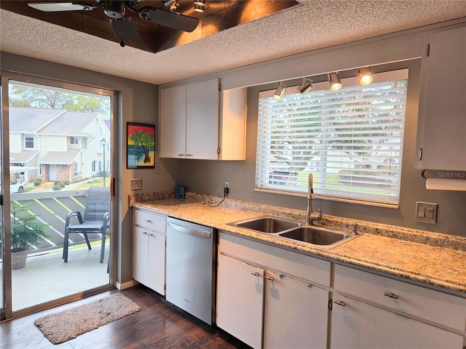 For Sale: $134,900 (2 beds, 2 baths, 1144 Square Feet)