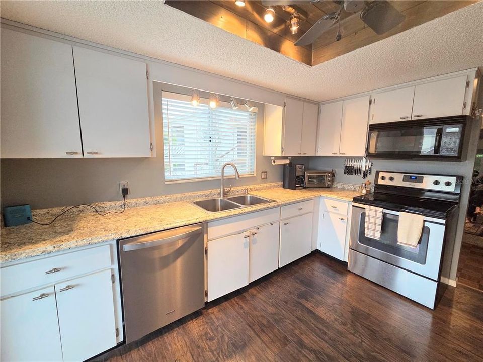 For Sale: $134,900 (2 beds, 2 baths, 1144 Square Feet)