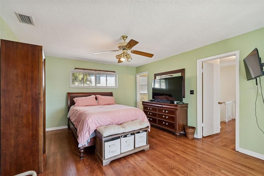 For Sale: $1,000,000 (5 beds, 4 baths, 3528 Square Feet)