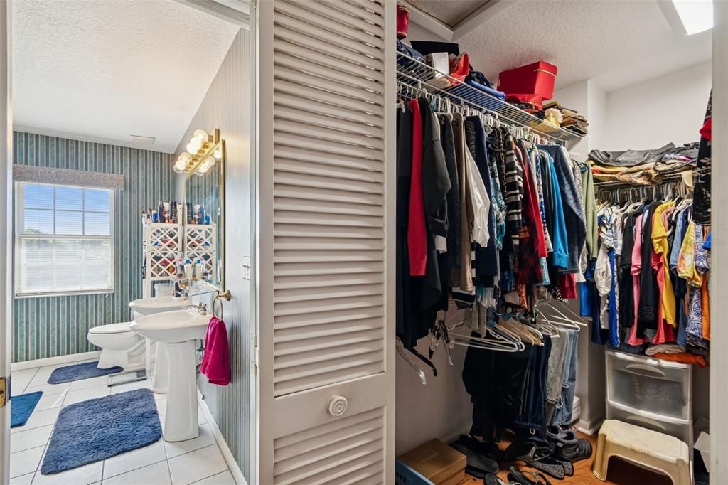 For Sale: $1,000,000 (5 beds, 4 baths, 3528 Square Feet)