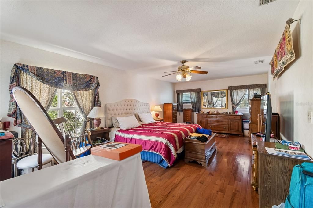 For Sale: $1,000,000 (5 beds, 4 baths, 3528 Square Feet)