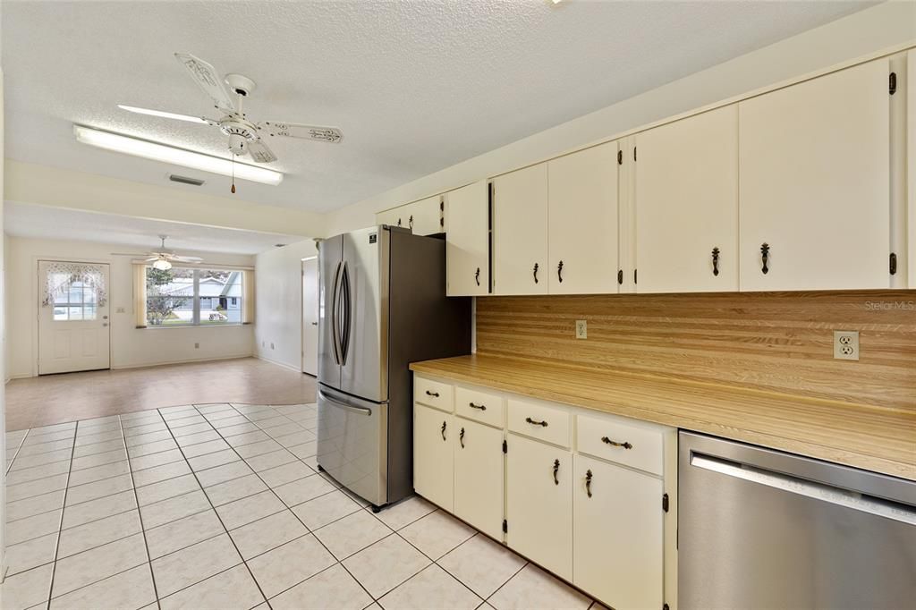 For Sale: $115,000 (2 beds, 2 baths, 1369 Square Feet)
