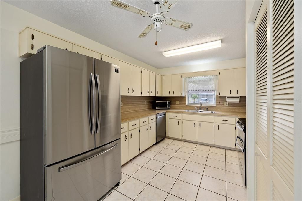 For Sale: $115,000 (2 beds, 2 baths, 1369 Square Feet)