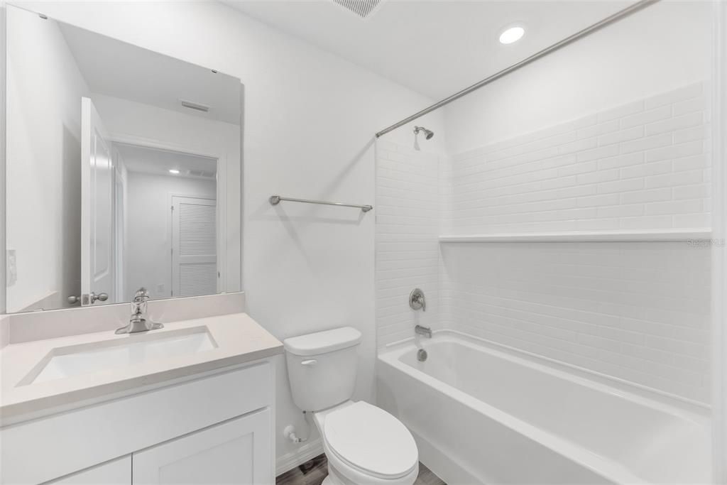 Activo con contrato: $1,995 (3 camas, 2 baños, 1464 Pies cuadrados)