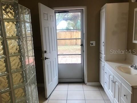 Под контрактом: $1,100 (0 спален, 1 ванн, 420 Квадратных фут)