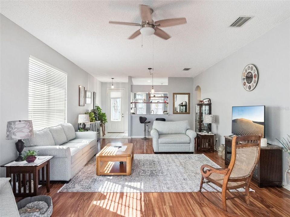 For Sale: $275,000 (3 beds, 2 baths, 1414 Square Feet)