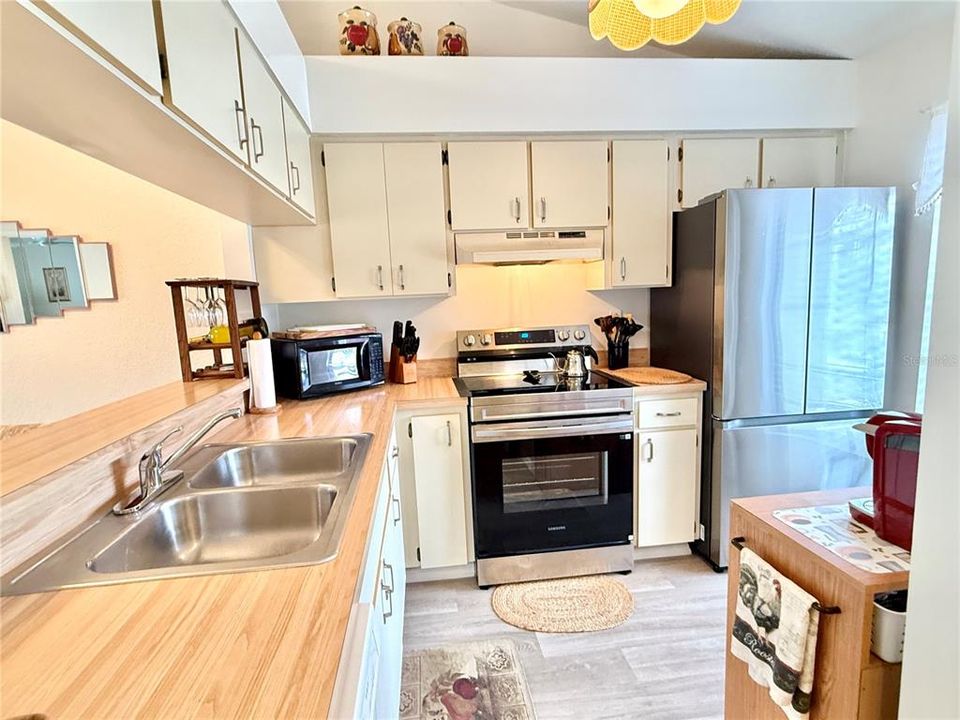 Active With Contract: $136,900 (2 beds, 2 baths, 891 Square Feet)