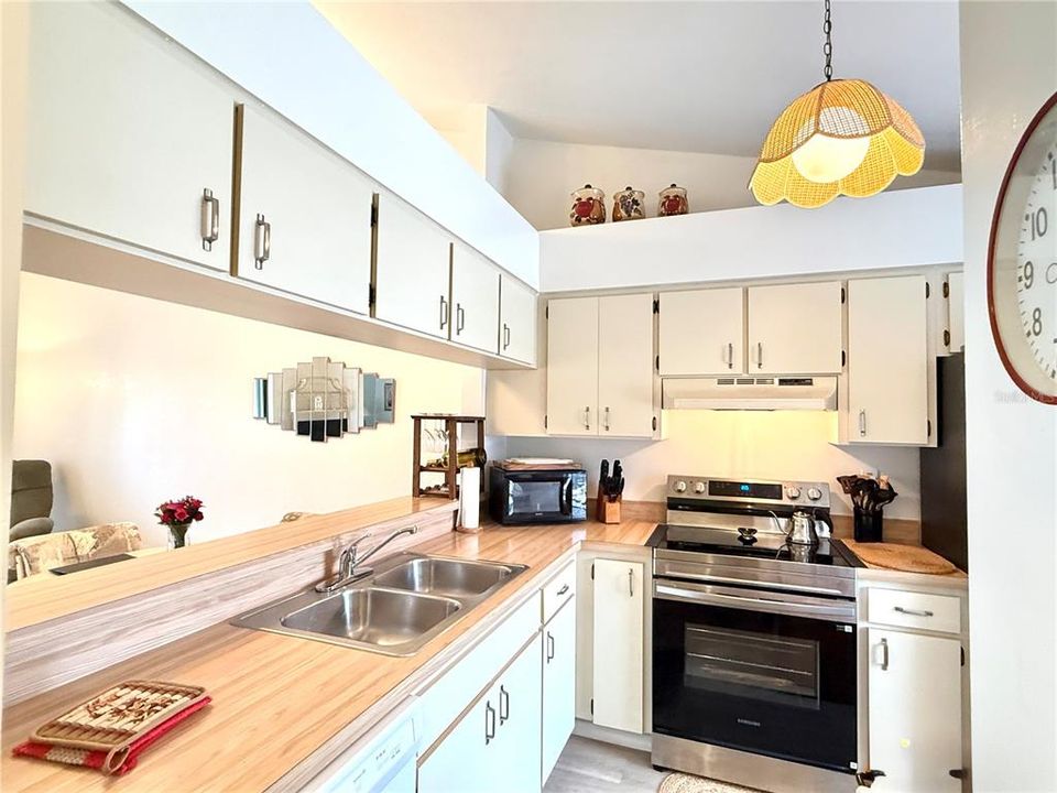 Active With Contract: $136,900 (2 beds, 2 baths, 891 Square Feet)