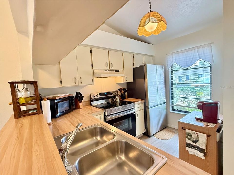 Active With Contract: $136,900 (2 beds, 2 baths, 891 Square Feet)