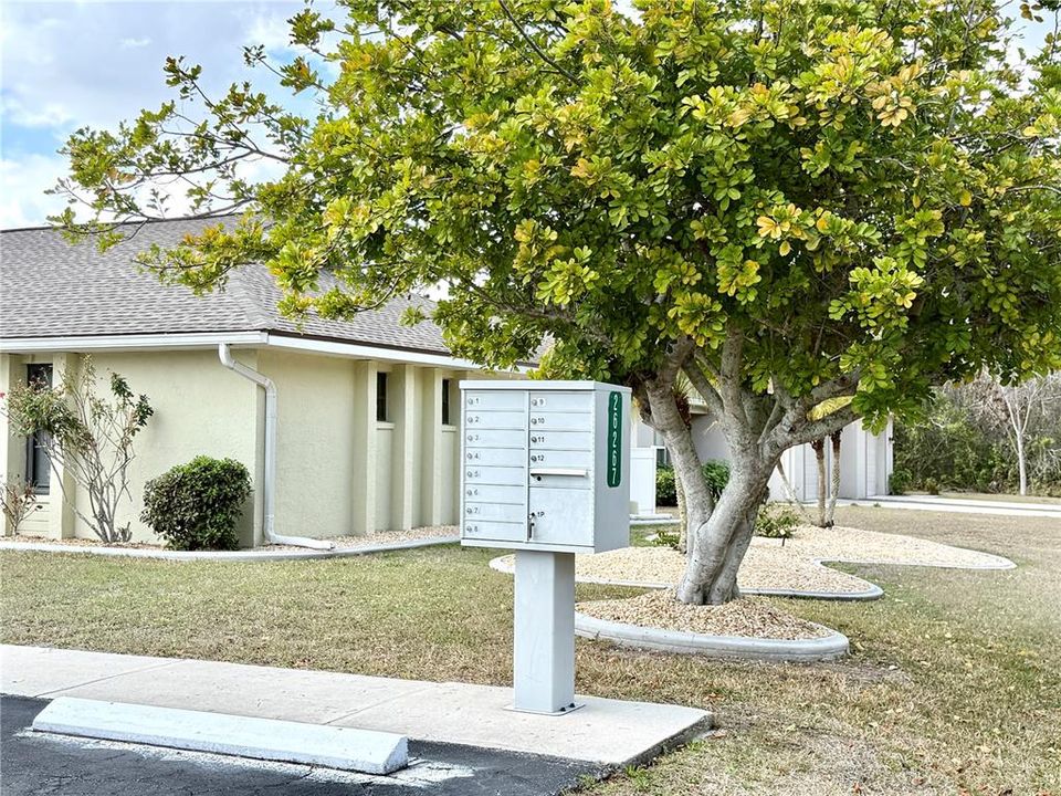 Active With Contract: $136,900 (2 beds, 2 baths, 891 Square Feet)