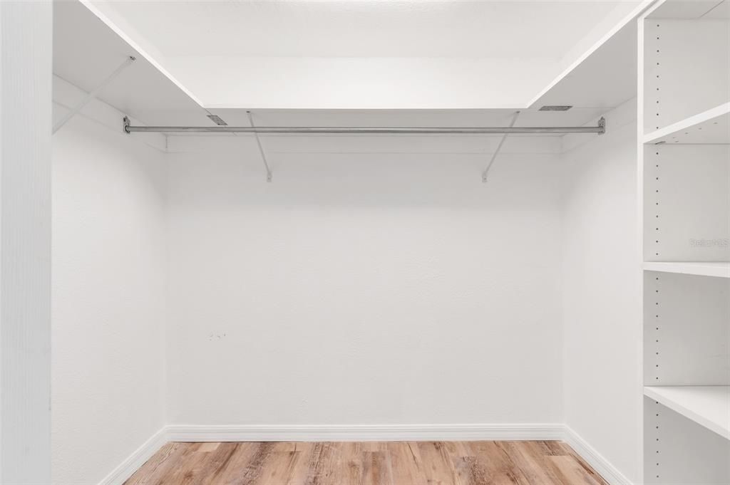 Activo con contrato: $240,000 (2 camas, 2 baños, 1071 Pies cuadrados)