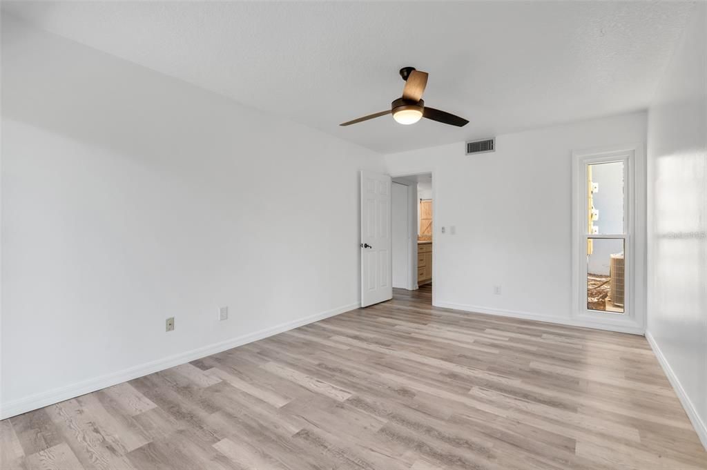 Activo con contrato: $240,000 (2 camas, 2 baños, 1071 Pies cuadrados)