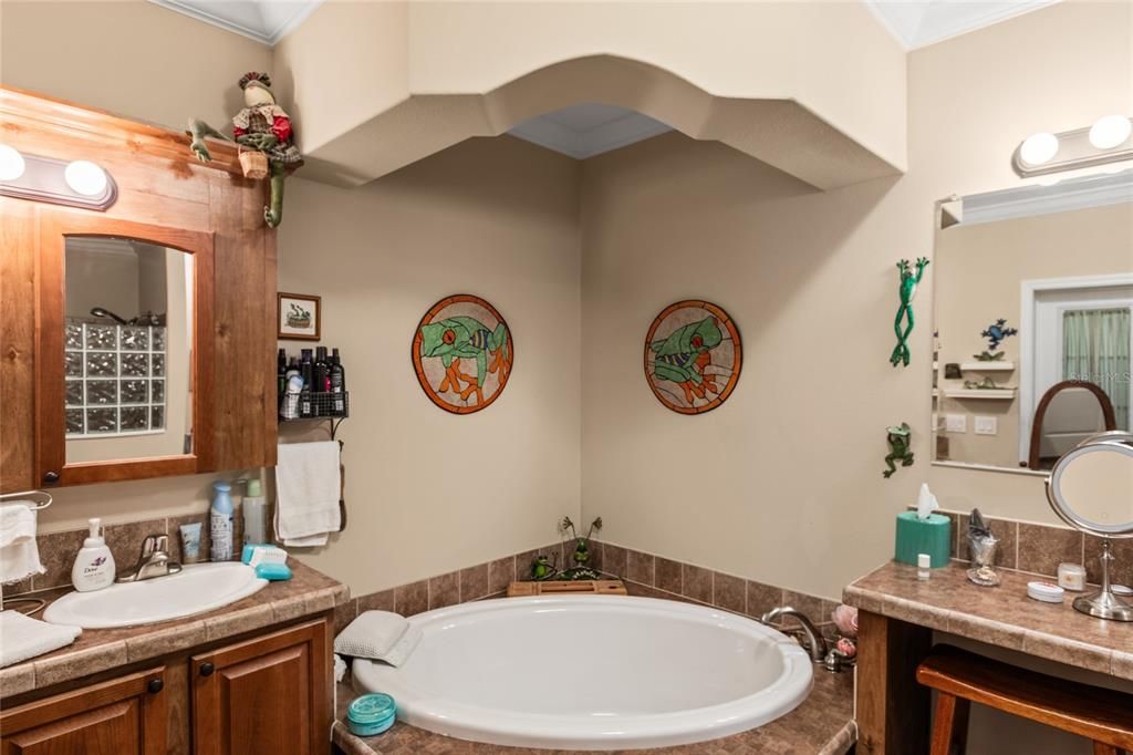 For Sale: $299,900 (3 beds, 2 baths, 1984 Square Feet)