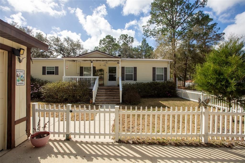 For Sale: $299,900 (3 beds, 2 baths, 1984 Square Feet)