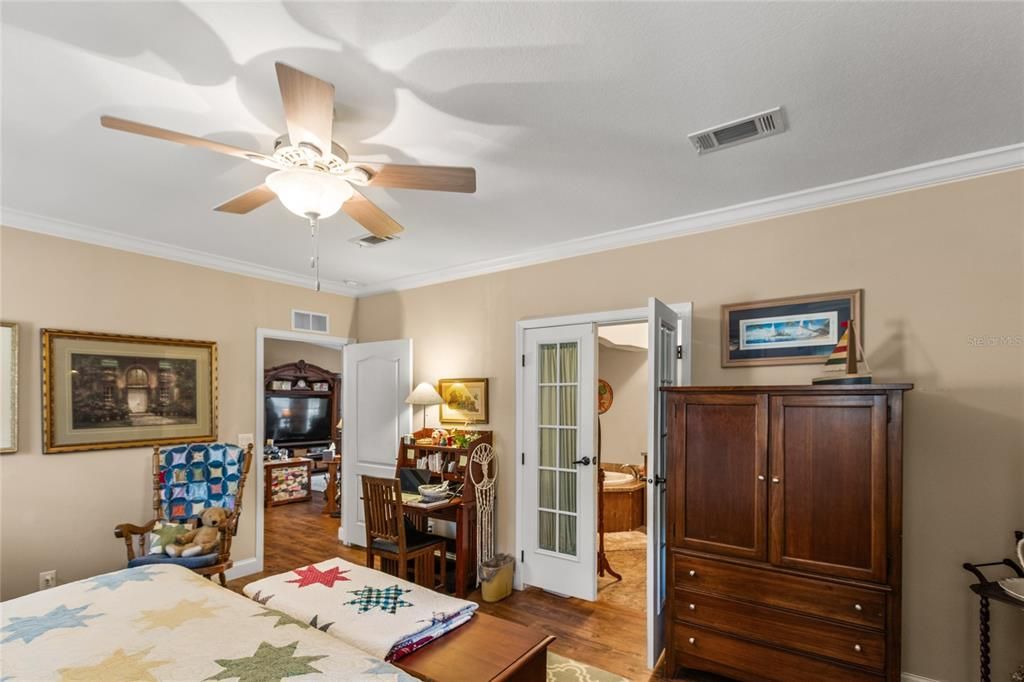 For Sale: $299,900 (3 beds, 2 baths, 1984 Square Feet)