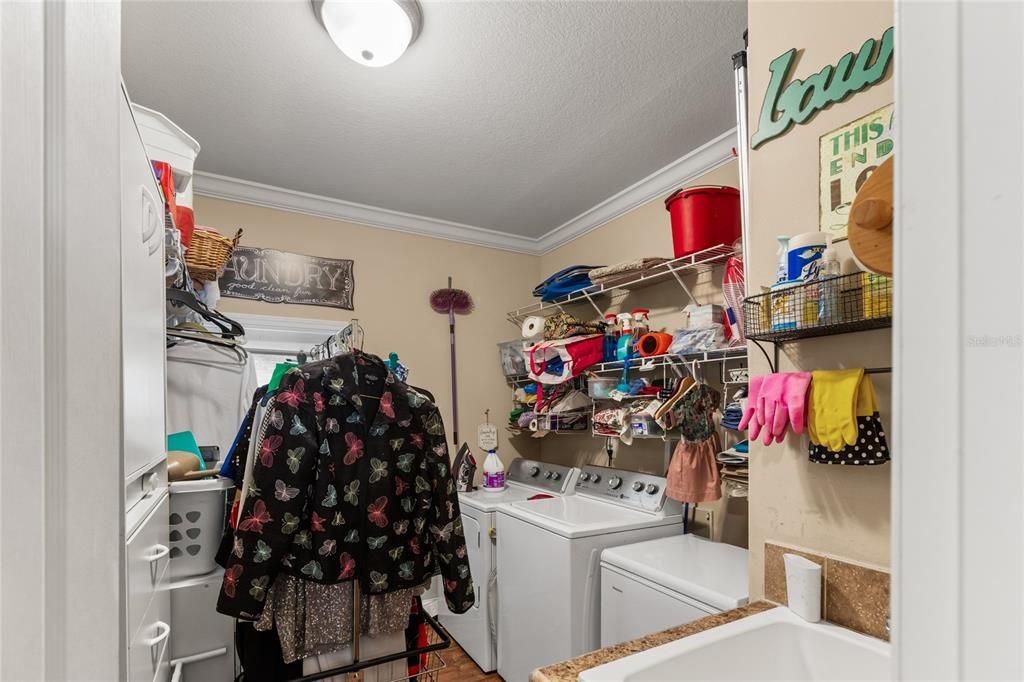 For Sale: $299,900 (3 beds, 2 baths, 1984 Square Feet)