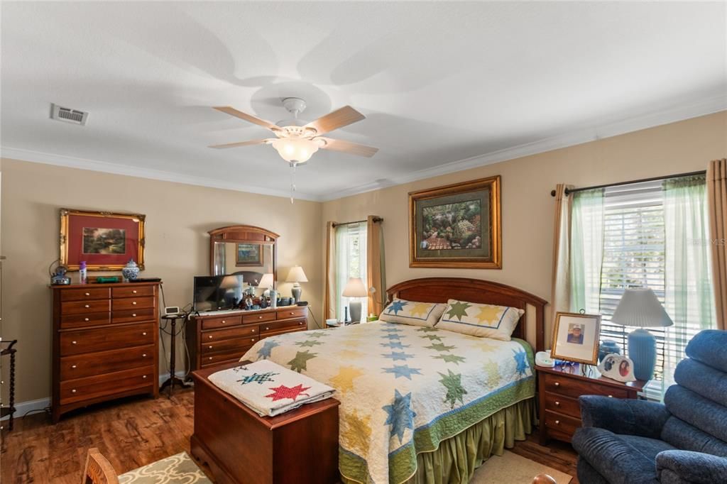 For Sale: $299,900 (3 beds, 2 baths, 1984 Square Feet)