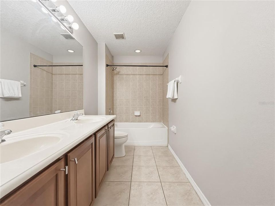 Activo con contrato: $580,000 (5 camas, 3 baños, 3825 Pies cuadrados)