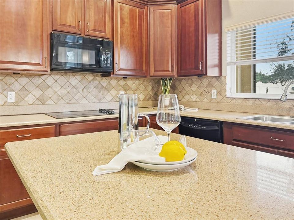 Activo con contrato: $580,000 (5 camas, 3 baños, 3825 Pies cuadrados)