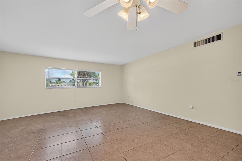 For Sale: $114,900 (1 beds, 1 baths, 834 Square Feet)