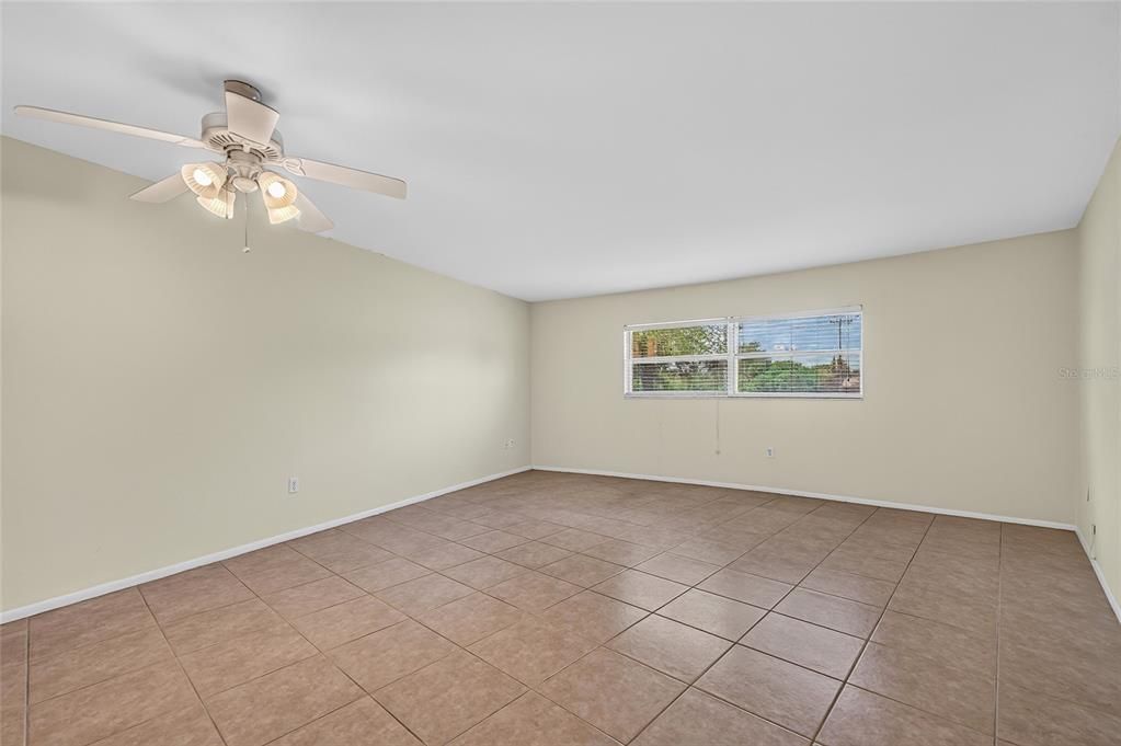 For Sale: $114,900 (1 beds, 1 baths, 834 Square Feet)
