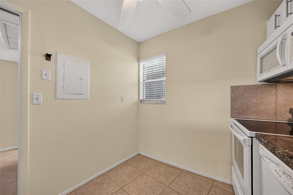 For Sale: $114,900 (1 beds, 1 baths, 834 Square Feet)