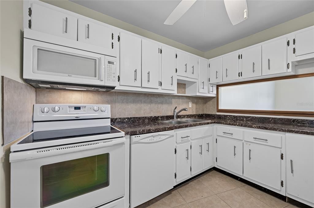 For Sale: $114,900 (1 beds, 1 baths, 834 Square Feet)