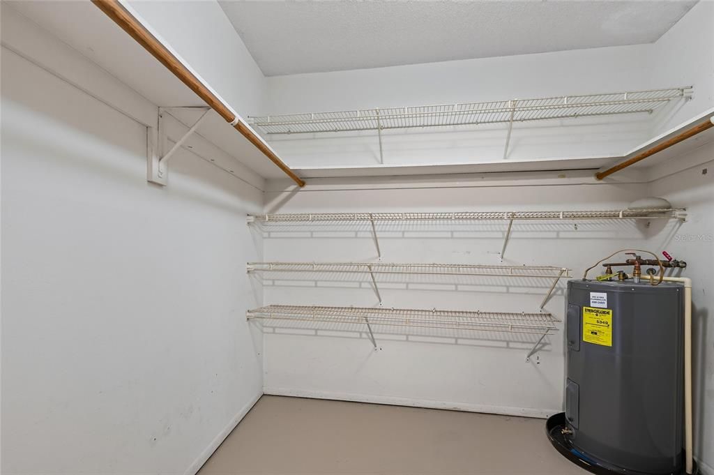 For Sale: $114,900 (1 beds, 1 baths, 834 Square Feet)