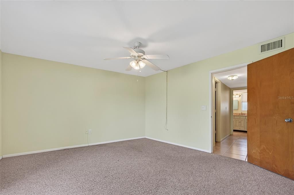 For Sale: $114,900 (1 beds, 1 baths, 834 Square Feet)