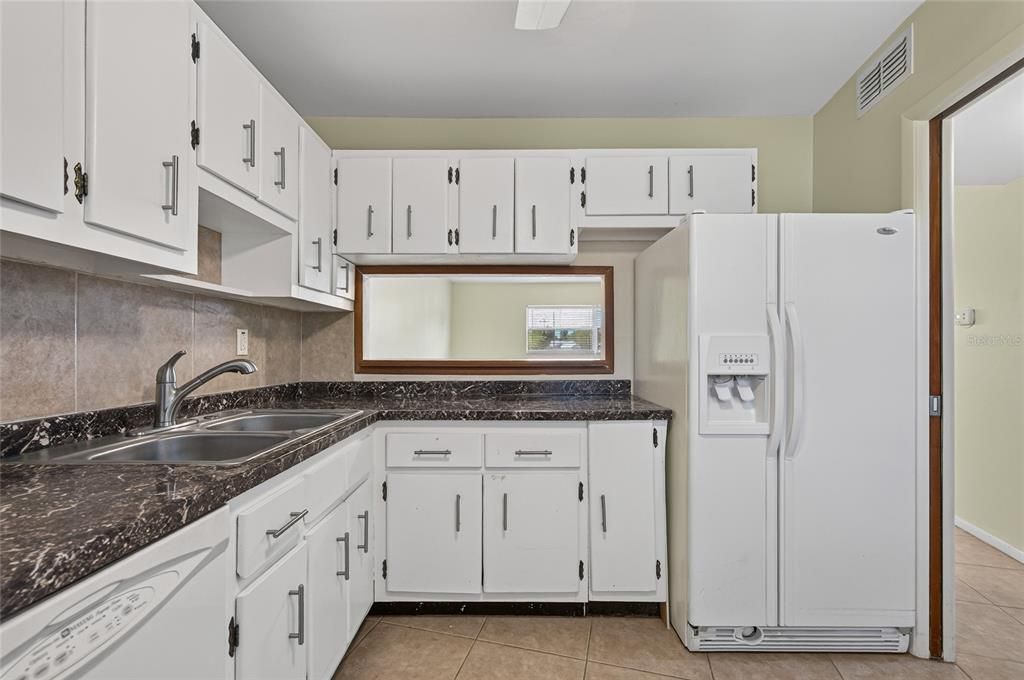 For Sale: $114,900 (1 beds, 1 baths, 834 Square Feet)