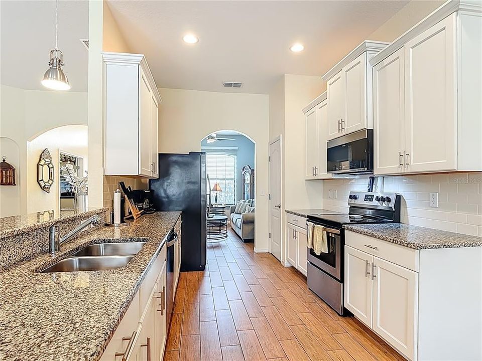 Activo con contrato: $495,000 (4 camas, 3 baños, 2467 Pies cuadrados)
