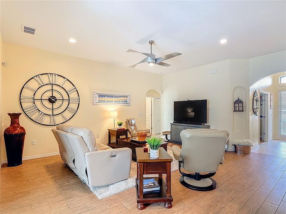 Activo con contrato: $495,000 (4 camas, 3 baños, 2467 Pies cuadrados)