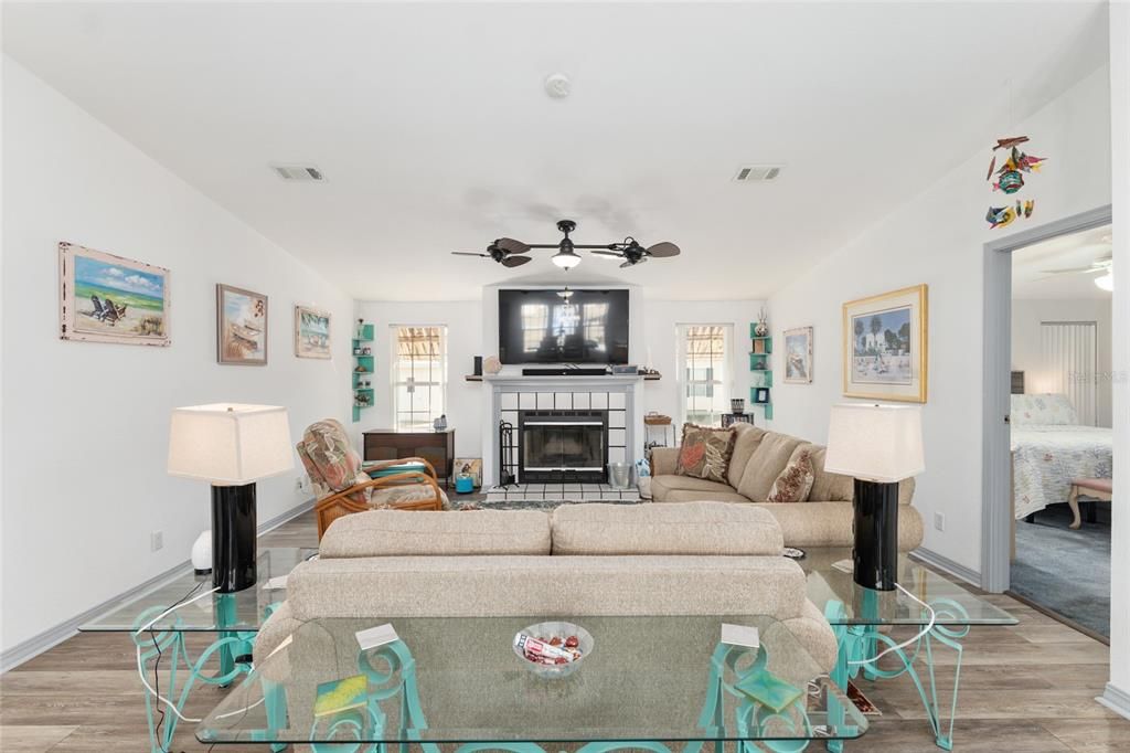 На продажу: $215,000 (3 спален, 2 ванн, 1800 Квадратных фут)