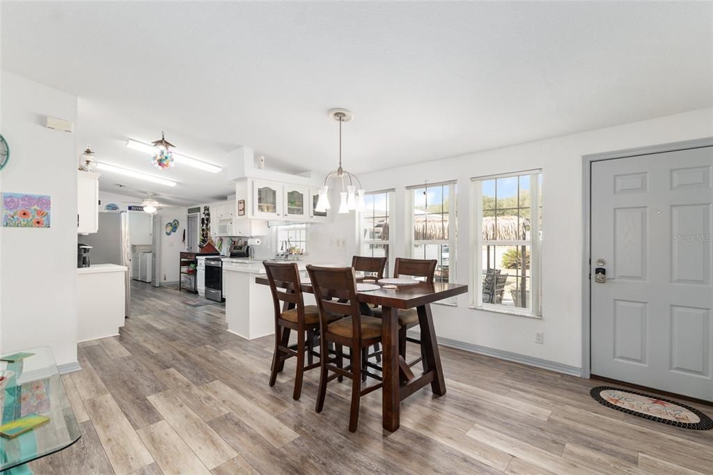 На продажу: $215,000 (3 спален, 2 ванн, 1800 Квадратных фут)