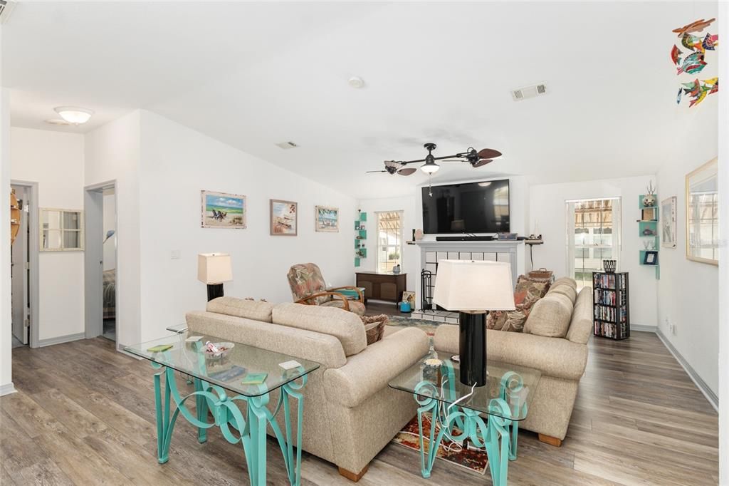 На продажу: $215,000 (3 спален, 2 ванн, 1800 Квадратных фут)