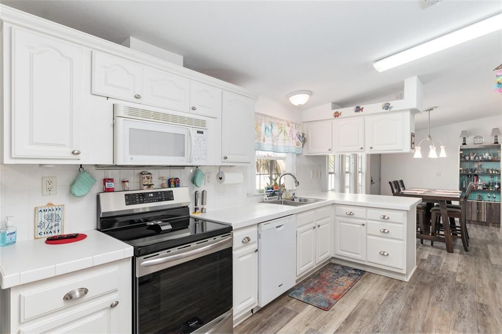 На продажу: $215,000 (3 спален, 2 ванн, 1800 Квадратных фут)